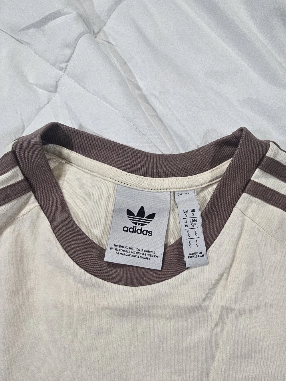adidas Men's Cream Short-Sleeve Tee with Brown Accents. Size Small